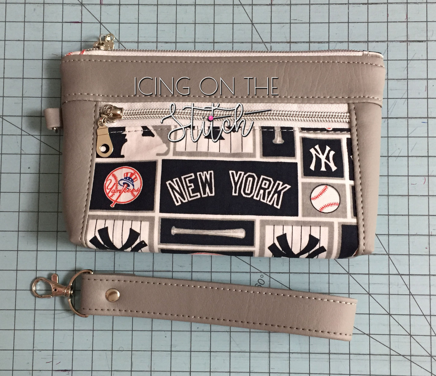 NY Yankees Double Zipper Wristlet