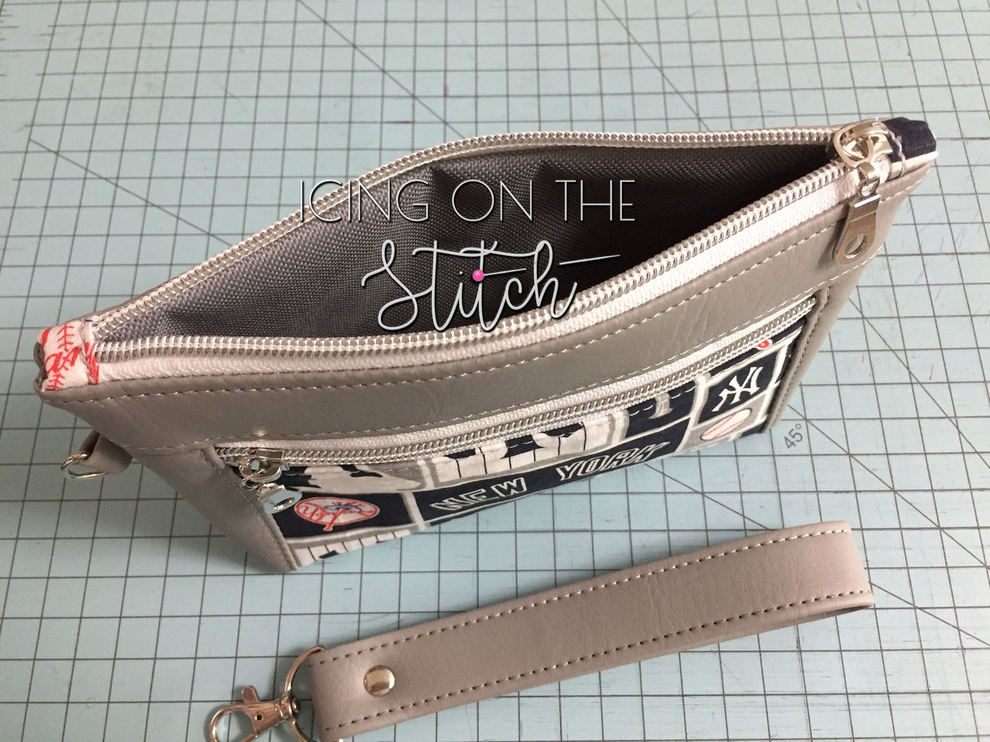 NY Yankees Double Zipper Wristlet