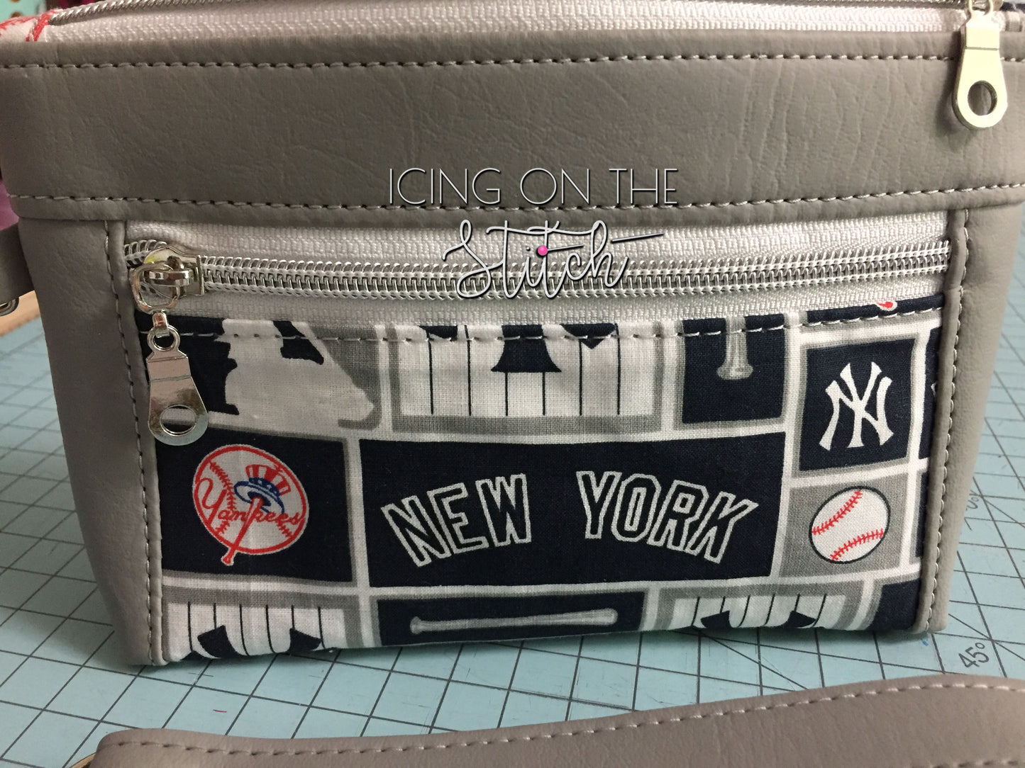 NY Yankees Double Zipper Wristlet